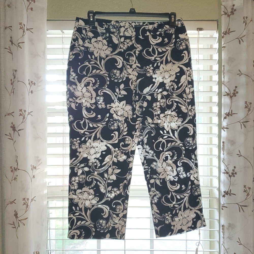 Capri pants with flower design